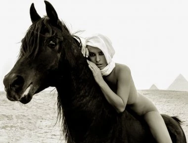 Προκαλεί και πάλι το μοντέλο από το Βέλγιο- Ποζάρει χωρίς ρούχα στο Βατικανό κουβαλώντας έναν σταυρό (φωτο)